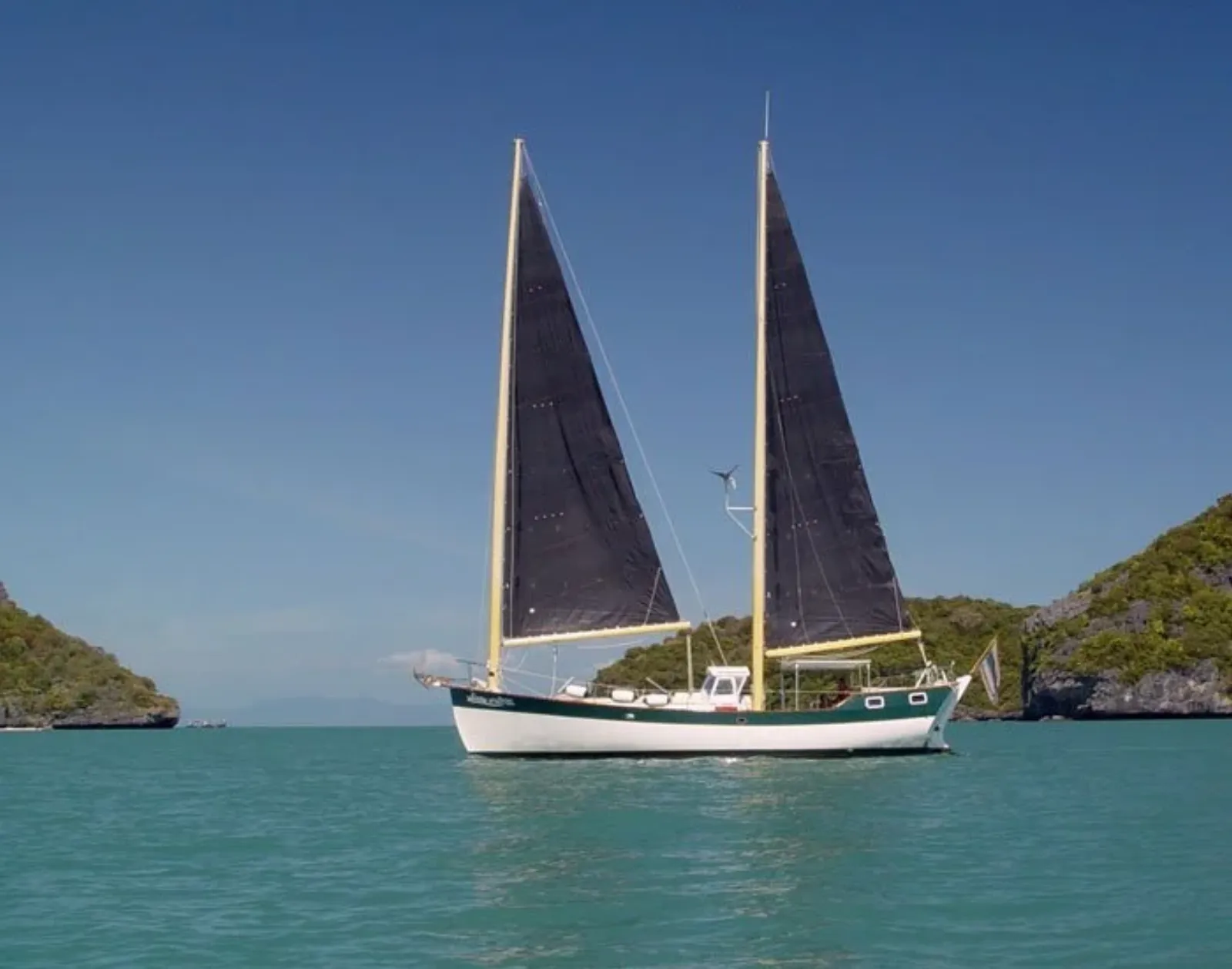 SV Freedom Fargo under full sail with her twin masts in the Gulf of Thailand